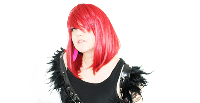 Jaana Redflower, mit pinken Haaren und einem der extravaganten Outfits der Gamma Rats 